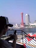海とタワーと男
